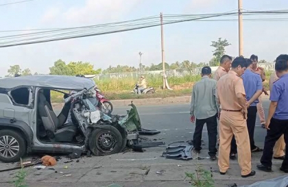 Ảnh TNGT: VinFast VF 3 đâm đuôi xe rác tốc độ cao vào lúc rạng sáng