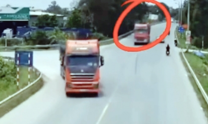 Clip TNGT: Như một bộ phim quay chậm..., tài xế công-ten-nơ như bị ma làm mà đâm vào xe trước