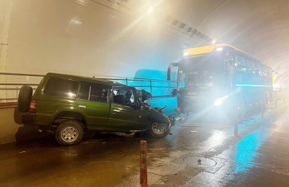 Clip TNGT: Mất lái, Mitsubishi Pajero đâm vào vách hầm đường bộ Đèo Ngang rồi đấu đầu với xe khách