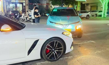 Ảnh TNGT: Tài xế VinFast VF 5 lĩnh đủ thứ tội khi đâm vào BMW Z4