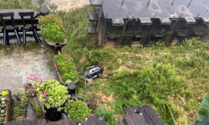 Clip TNGT: Kinh hoàng chứng kiến xe Ford Territory bị đất núi sạt lở đẩy xuống vực ở Sapa