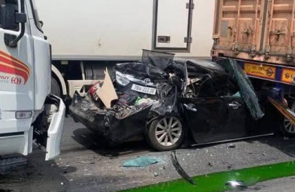 Ảnh TNGT: Toyota Camry biến dạng khi bị kẹp giữa hai công-ten-nơ