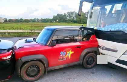 Ảnh TNGT: VinFast VF 3 bị kẹp giữa trong một tai nạn liên hoàn