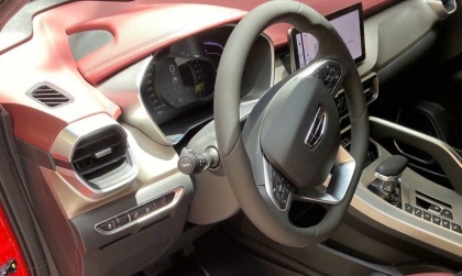 Geely Coolray có kích hoạt được đèn pha tự động không?