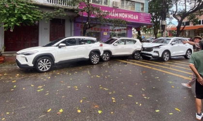 Clip TNGT: Ford Territory ủi KIA Sonet đâm thẳng vào đuôi Toyota Corolla Cross