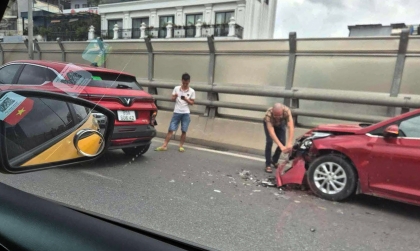 Ảnh TNGT: Không làm chủ tốc độ, Hyundai Accent ăn đủ khi húc vào đuôi VinFast VF 6