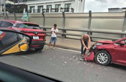 Ảnh TNGT: Không làm chủ tốc độ, Hyundai Accent ăn đủ khi húc vào đuôi VinFast VF 6