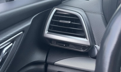 Chỗ táp lô xe Subaru Forester bị kêu lè vè khi nhấn ga là sao?