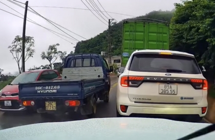 Ý thức giao thông: Tài xế xe loi choi lấn làn bất kể đường đèo góc khuất