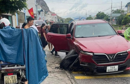 Ảnh TNGT: VinFast Lux SA gục bánh trước sau cú đâm vào Ford Everest đỗ ven đường