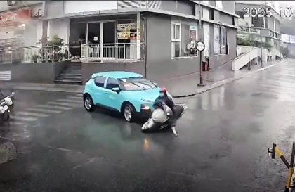 Clip TNGT: Mưa bão quan sát kém, tài xế VinFast VF 5 đâm người phụ nữ ngã vật ra đường