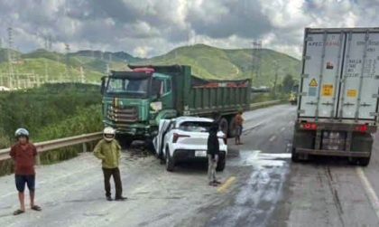 Ảnh TNGT: Vào cua mất lái - Mitsubishi Xforce đâm thẳng vào Howo