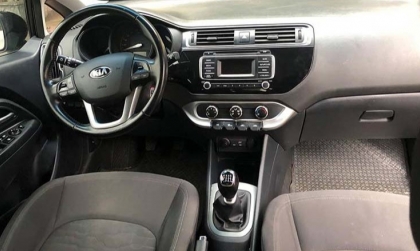Đạp ga Kia Rio bị giật là vấn đề gì thế các bác?