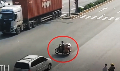Clip TNGT: Bất cẩn sang đường, người đi xe máy