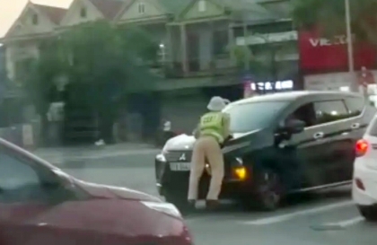 Nghệ An: Tài xế Mitsubishi Xpander hất thiếu tá CSGT đang làm nhiệm vụ lên nắp ca-pô