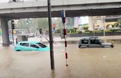 Hà Nội vẫy vùng trong mưa lũ: VinFast VF e34 thi bơi cùng Suzuki Jimny