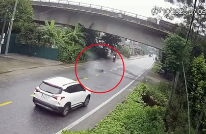 Clip TNGT: Tài xế KIA Seltos hút chết khi lốp xe tải văng từ cao tốc xuống trước mặt