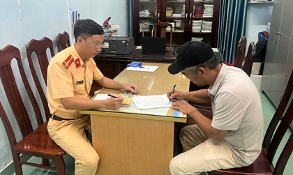 Ý thức giao thông: Clip gây phẫn nộ - Lái xe vượt ẩu, còn hung hăng chửi rủa với xe đi ngược chiều