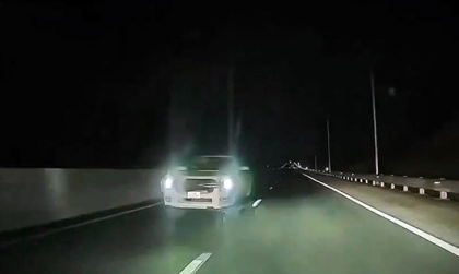 Clip: Kinh hoàng Ford Ranger chạy ngược chiều trên cao tốc Hải Phòng - Móng Cái giữa đêm