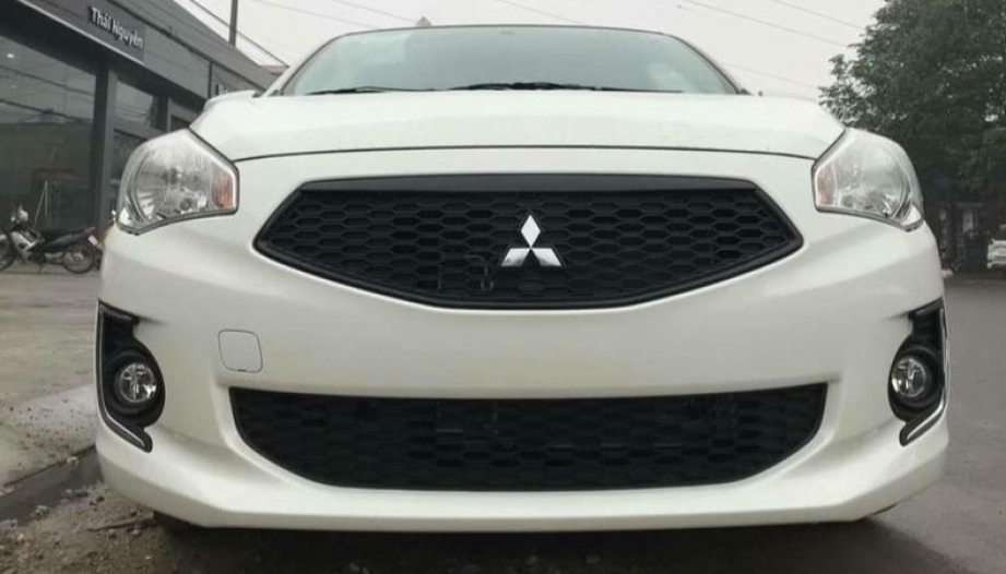 Xin các bác cho tư vấn về Mitsubishi Attrage bị vấn đề đèn thế này