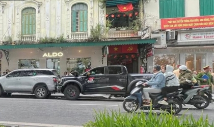 Ảnh TNGT: Đưa xe cho bảo vệ lái, chủ xe Ford Ranger Raptor gặp rắc rối lớn khi gặp tai nạn liên hoàn