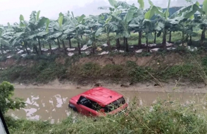 Ảnh TNGT: Bất chấp ngày mưa, VinFast VF 3 vẫn lội xuống mương tắm cho mát