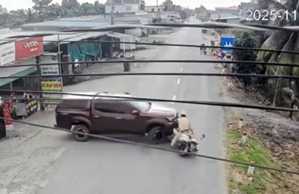 Clip: To tội cho thanh niên chạy bán tải Nissan Navara không nghe hiệu lệnh, đâm vào CSGT để bỏ chạy