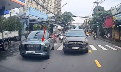 Ý thức Giao thông: Tài xế Jaecoo J7 đâm gãy gương hậu xe khác rồi bỏ chaỵ vì không được chen ngang