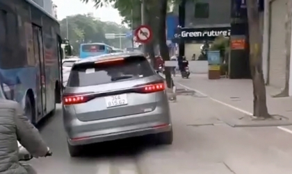 Ý thức Giao thông: Tài xế BYD M6 thể hiện biệt tài gếch chân lên vỉa hè để đi lên cầu Chương Dương