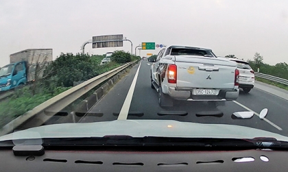 Ý thức Giao thông: Mitsubishi Triton vượt xe