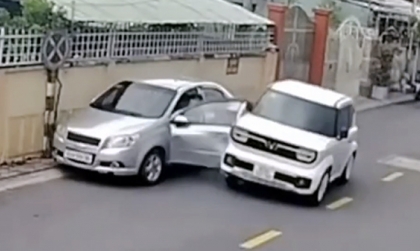 Clip TNGT: Tài xế Chevrolet Aveo mở cửa bất cẩn khiến VinFast VF 3 vỡ nát một bên mũi xe