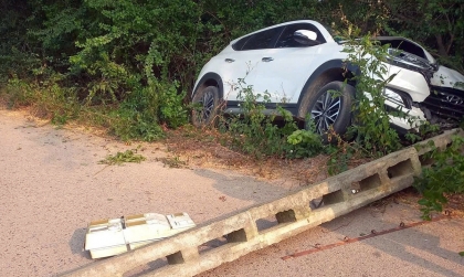 Ảnh TNGT: Hyundai Tucson mất lái, đâm gục cột điện