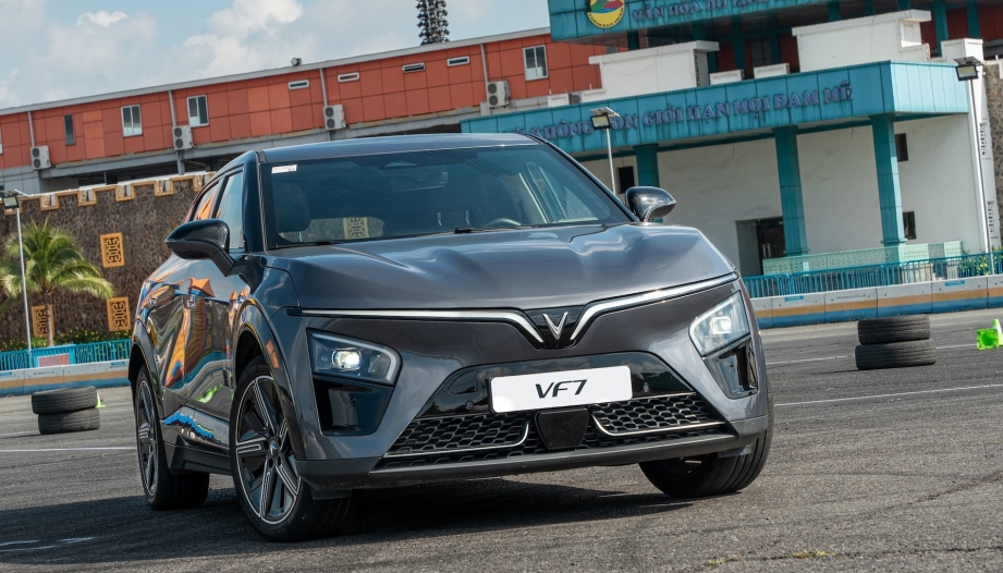 Có ai đi Vf7 bị mất HUD không, có cách nào tự xử lý không ạ?