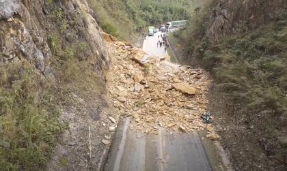 Clip: Toàn cảnh vụ sạt lở đất trên đèo Đá Trắng trên QL 6