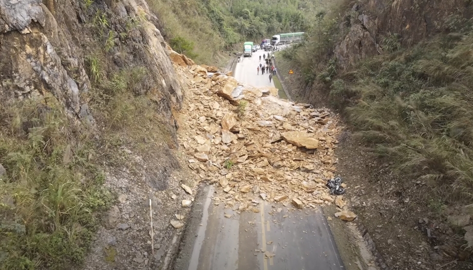 Clip: Toàn cảnh vụ sạt lở đất trên đèo Đá Trắng trên QL 6