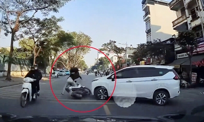 Clip TNGT: Quay đầu xe bất cẩn, tài xế Mitsubishi Xpander đâm sầm vào người đi xe máy