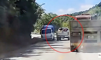 Ý thức Giao thông: Thêm Toyota Hilux vượt xe