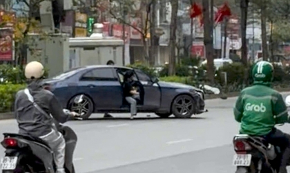 Hà Nội: Truy tìm ô tô Mercedes-Benz gây tai nạn, bỏ trốn khỏi hiện trường trên phố Xã Đàn