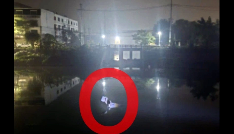 Ảnh TNGT: Ngủ gật, tài xế VinFast VF 5 lao thẳng xuống sông Nhuệ lúc rạng sáng