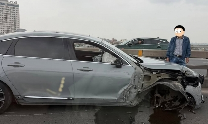 Ảnh TNGT: Volvo S90 gãy bánh trước trên cầu Nhật Tân (Hà Nội)