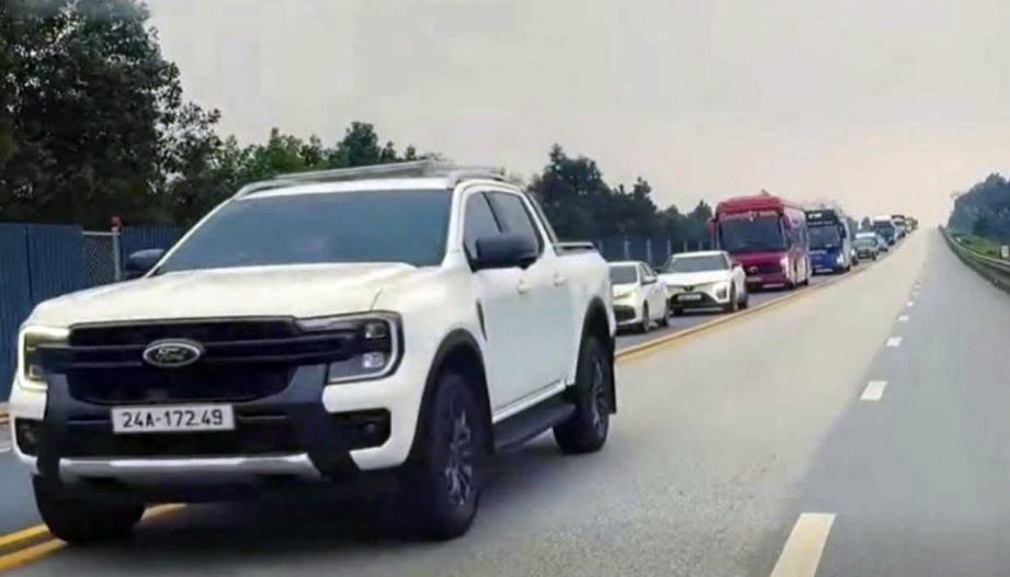 Ý thức Giao thông: Tin hay không tuỳ bạn, cầm lái chiếc Ford Ranger