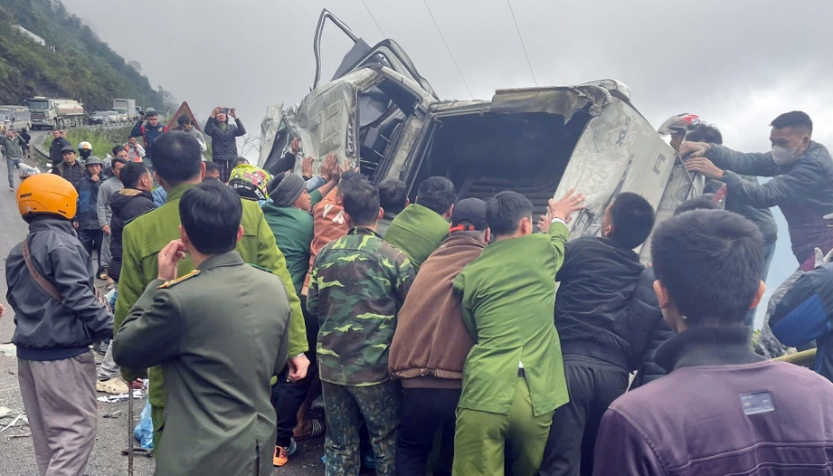 Ảnh TNGT: Ford Ranger lộn nhiều vòng vì, bẹp rúm vì lao xuống vực khi đổ đèo Cán Tỉ, Hà Giang (Tuyên Quang)