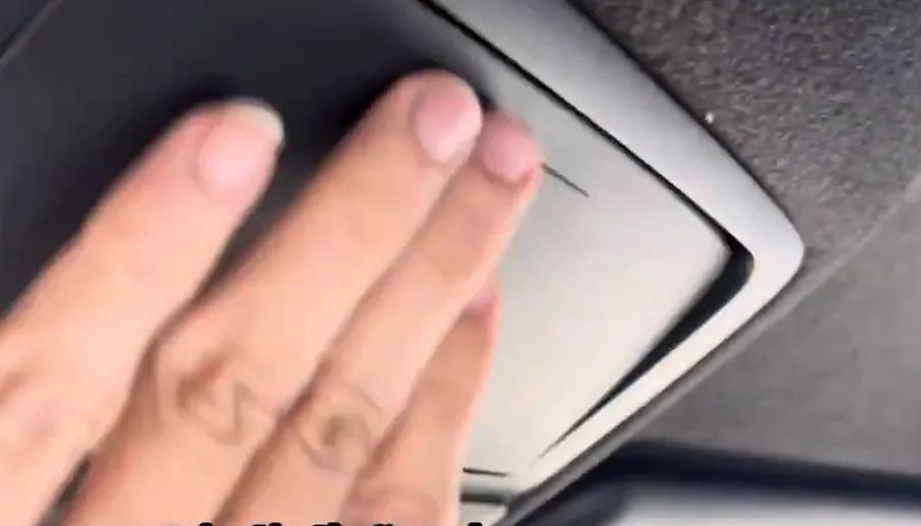 Xforce có tiếng kêu ở nóc xe là do đâu?