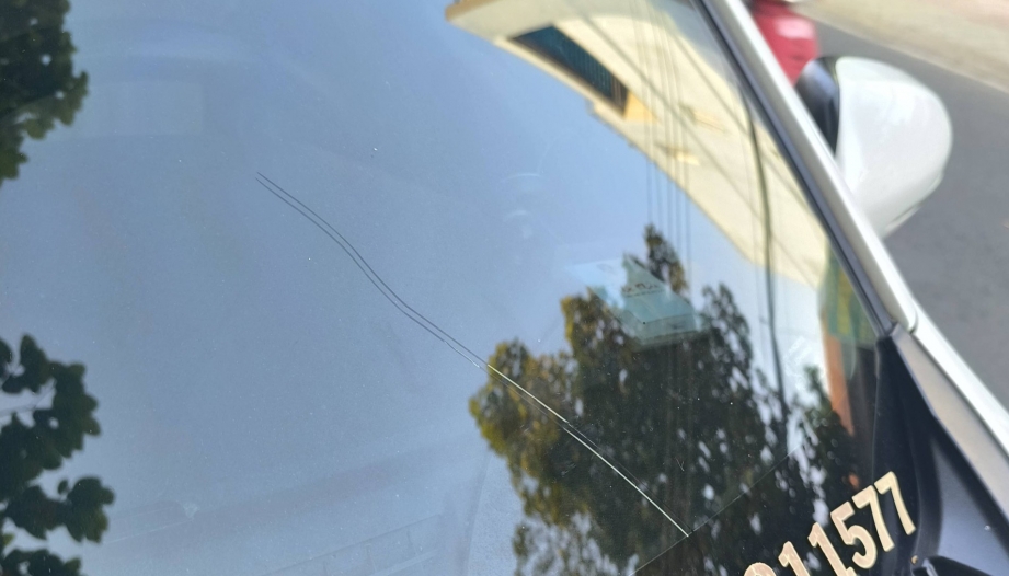 Không hiểu sao xe Ertiga của em bị nứt kính lái thế này?
