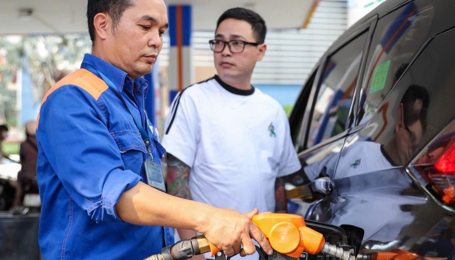 Chỉ điều chỉnh giá bán xăng dầu sau một ngày khi giá cơ sở tăng từ 15% hoặc giảm từ 10%