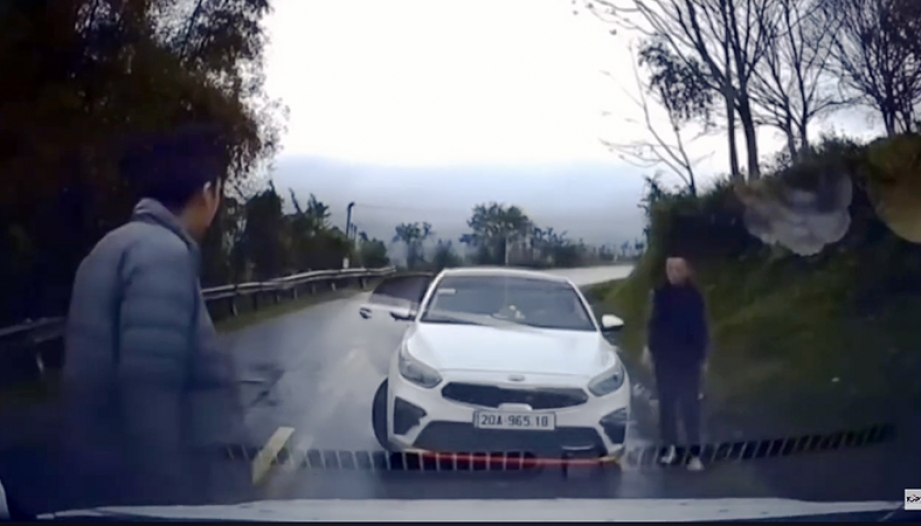 Clip TNGT: Tài xế KIA K3 biểu diễn kỹ năng không tưởng, may mắn không ai bị làm sao