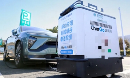 Công ty Trung Quốc cung cấp dịch vụ Robot sạc điện ô tô di động
