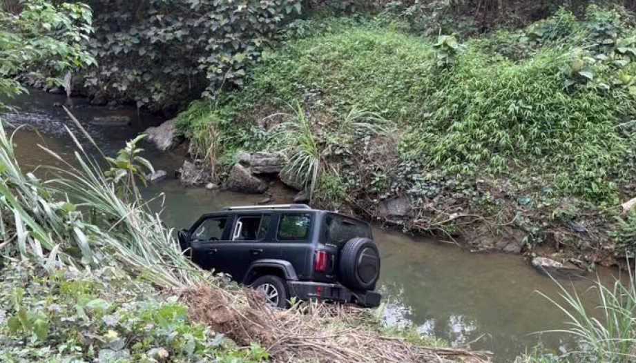 Ảnh TNGT: Không kiểm soát được tay lái, tài xế phóng thẳng Tank 300 xuống suối