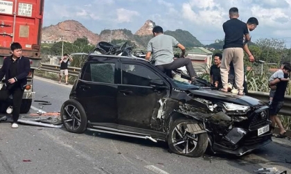 Ảnh TNGT: Toyota Yaris Cross bị vò nát khi công-ten-nơ đâm trên cao tốc