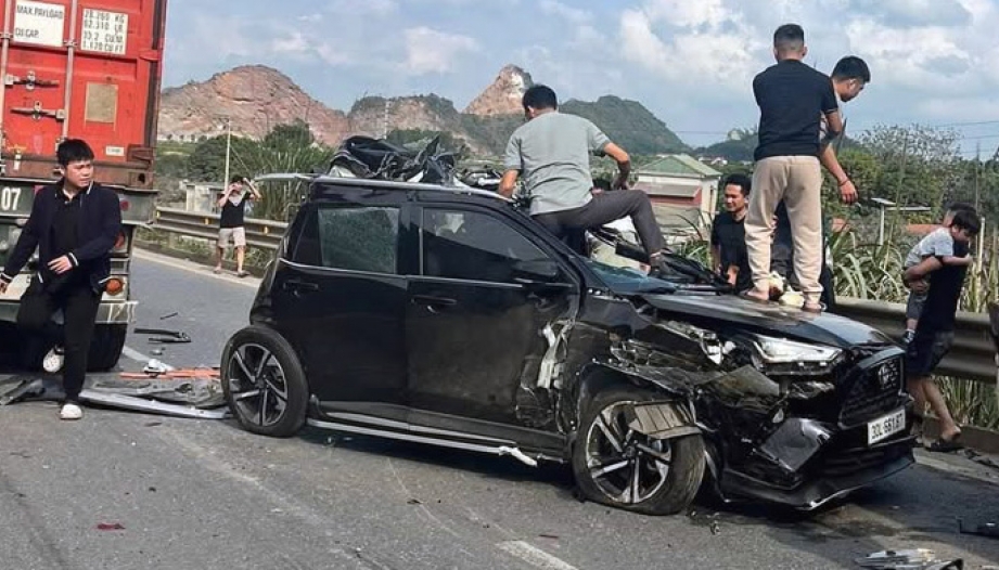 Ảnh TNGT: Toyota Yaris Cross bị vò nát khi công-ten-nơ đâm trên cao tốc